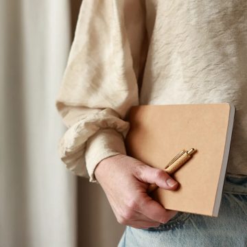 Holistisch coach schrijft een energetische afstemming.