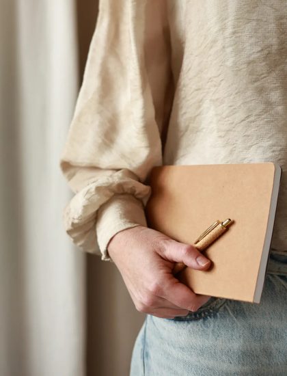 Holistisch coach schrijft een energetische afstemming.